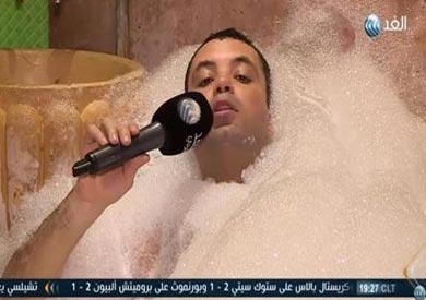 بالفيديو.. مراسل «الغد العربي» بـ«الصابون» على الهواء في حمام «السلطان»
