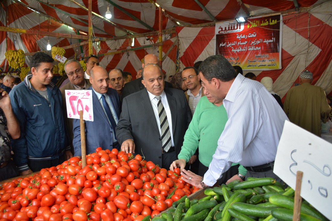 محافظ الدقهلية في جولةيتفقد منافذ البيع ويستوقف السيارات للتعرف <br/>على الأجرة