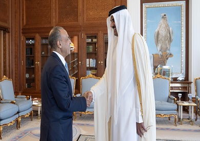أمير قطر يستقبل وزير الخارجية وينقل تحياته إلى الرئيس السيسي