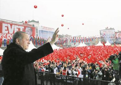 الرئيس التركي رجب طيب أردوغان خلال إحدى جولاته للترويج للتعديلات الدستورية