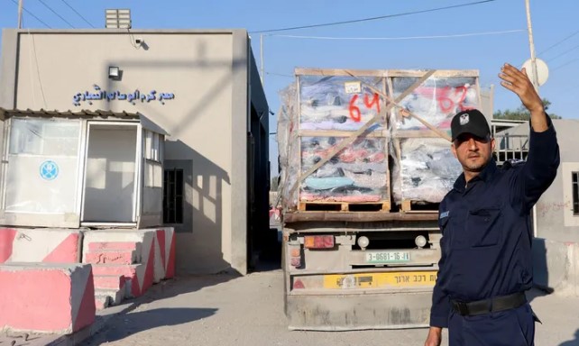 دخول 141 شاحنة مساعدات من معبر رفح إلى كرم أبو سالم