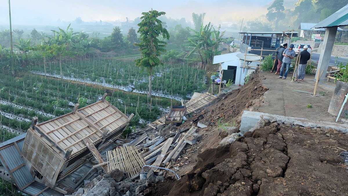 زلزال بقوة 7 درجات يضرب جزيرة إندونيسية.. وتحذير من تسونامي