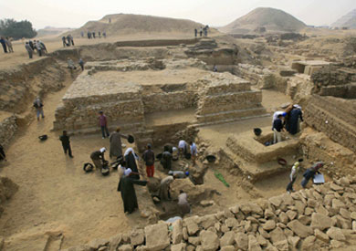 العثور على غطاء تابوت أثري فرعوني وجبانة من الحجر الجيري بالبحيرة - أرشيفية