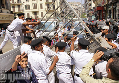 الشرطة بدأت أخيراً مطاردة الباعة الجائلين المخالفين<br/><br/><br/>تصوير: أحمد عبد اللطيف