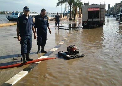 الحماية المدنية» تواصل «سحب مياه الأمطار» من شوارع البحيرة