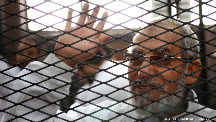 محمد بديع، المرشد العام لجماعة الإخوان المسلمين، في قفص الاتهام