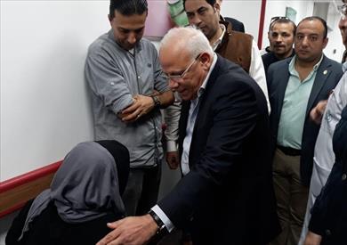 محافظ بورسعيد يتفقد سير العمل بمستشفى النصر