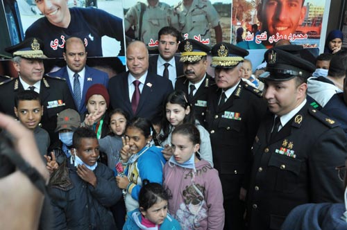 مدير أمن القاهرة يزور مستشفى سرطان الأطفال بمناسبة عيد الشرطة