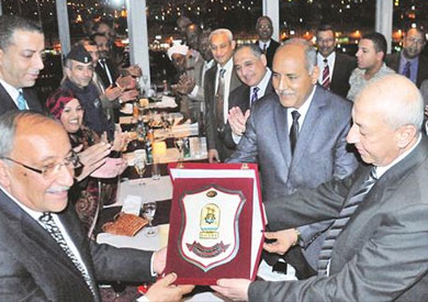 محافظ أسوان الجديد يهدي المحافظ السابق مصحف خلال تكريمه