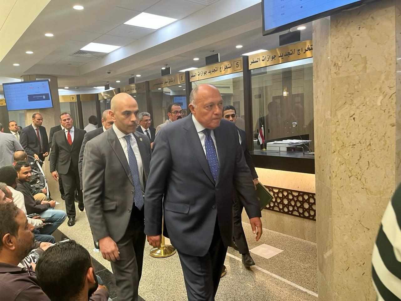 وزير الخارجية يتفقد سير عمل الخدمات المقدمة للمصريين بقنصلية الرياض
