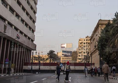 بالصور إغلاق البوابة المعدنية المؤدية لميدان التحرير في شارع قصر العيني بوابة الشروق نسخة الموبايل