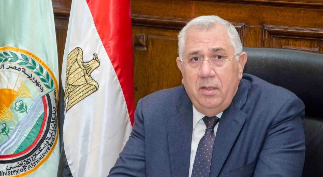 وزير الزراعة يجمع أوراقه ويشكر الرئيس السيسي والعاملين في الوزارة