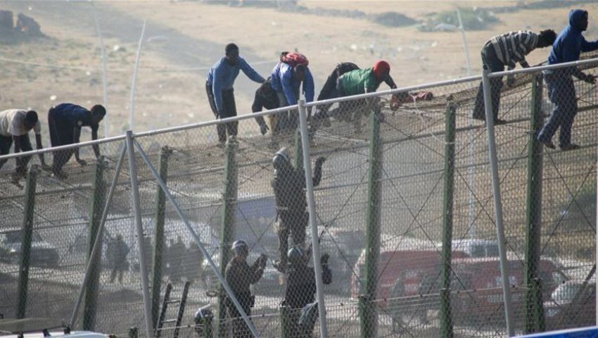 300 مهاجر يقتحمون الحدود الإسبانية المغربية في سبتة