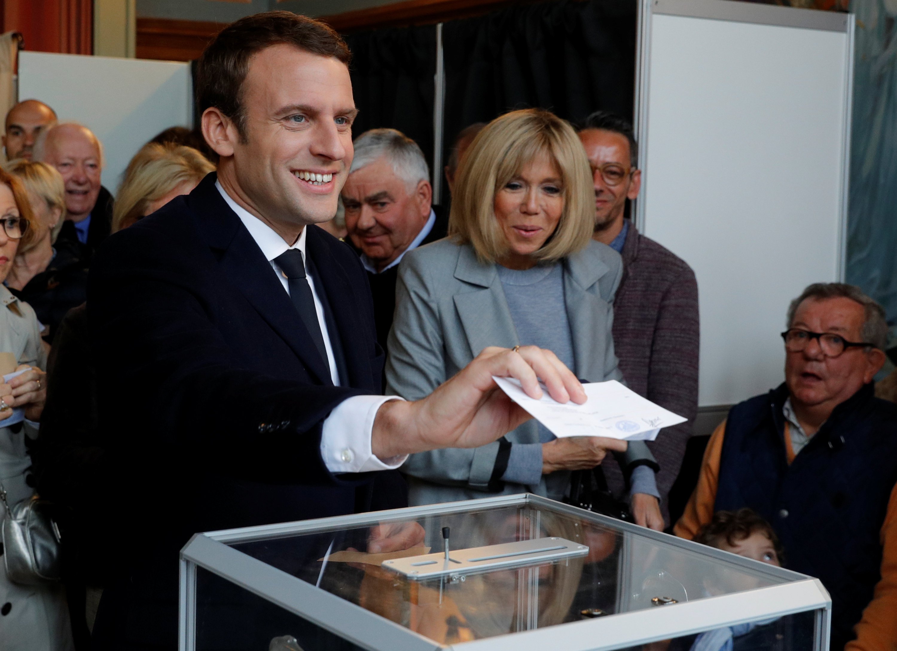 «ماكرون» وزوجته يدليان بصوتيهما في الانتخابات الرئاسية الفرنسية