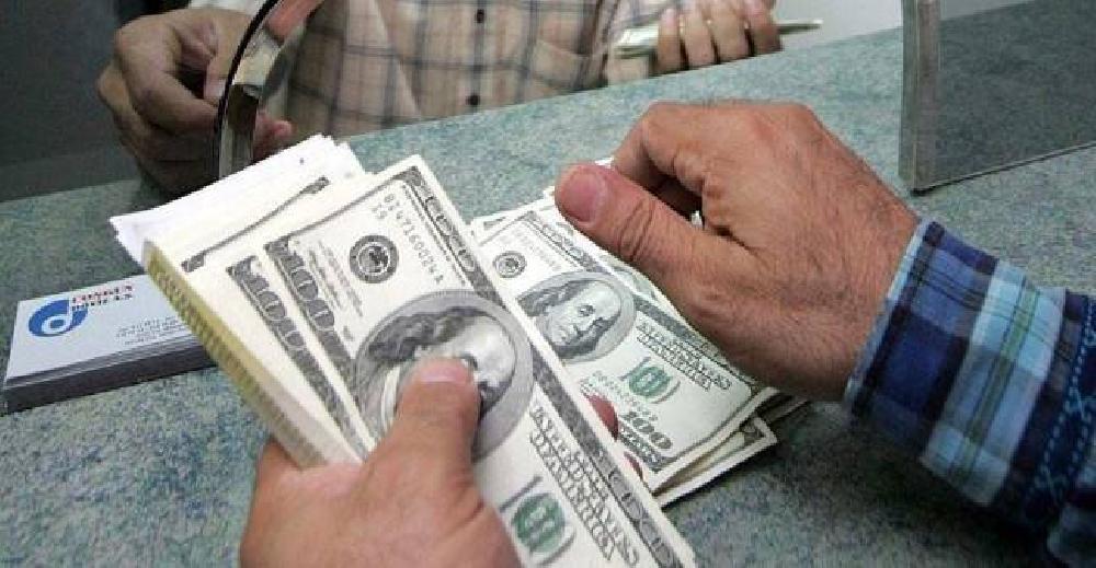 متوسط سعر الدولار بالبنوك يسجل 17.95 جنيه للشراء والبيع 18.05 جنيه