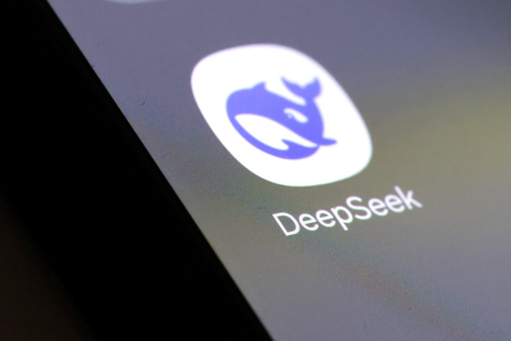 خبراء تكنولوجيا يحذرون من استخدام تطبيق الذكاء الاصطناعي الصيني DeepSeek - بوابة الشروق